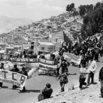 26 September 1996: The indigenous march for land and territory enters La Paz from El Alto, Bolivia, crossing the same terrain Túpac Katari’s army used to seize La Paz in 1781. (Photograph by Museo Nacional de Etnografía y Folklore. Courtesy of the Archivo Central del Museo Nacional de Etnografía y Folklore.)