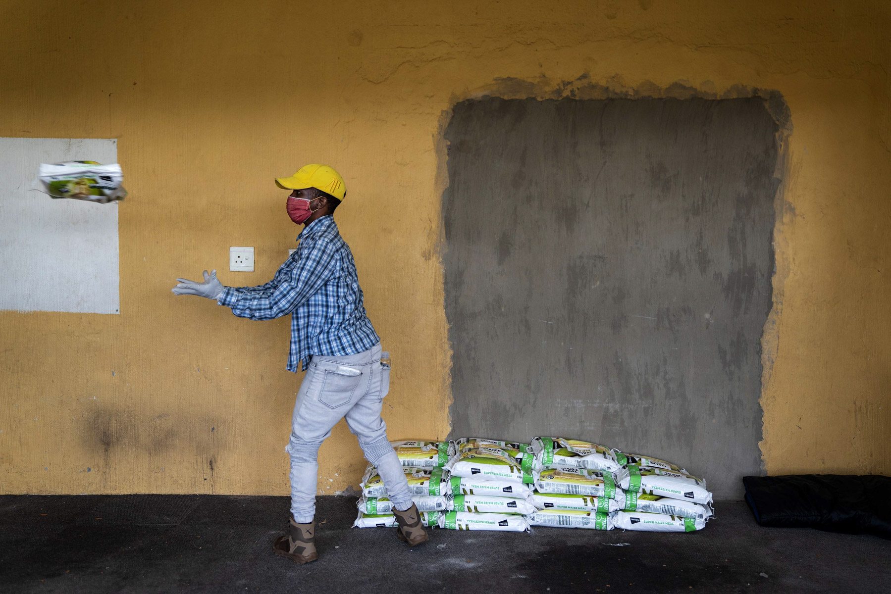 8 April 2020: Rays of Hope volunteers pack food parcels in the neighbouring suburb of Marlboro before distributing them in Alex. 