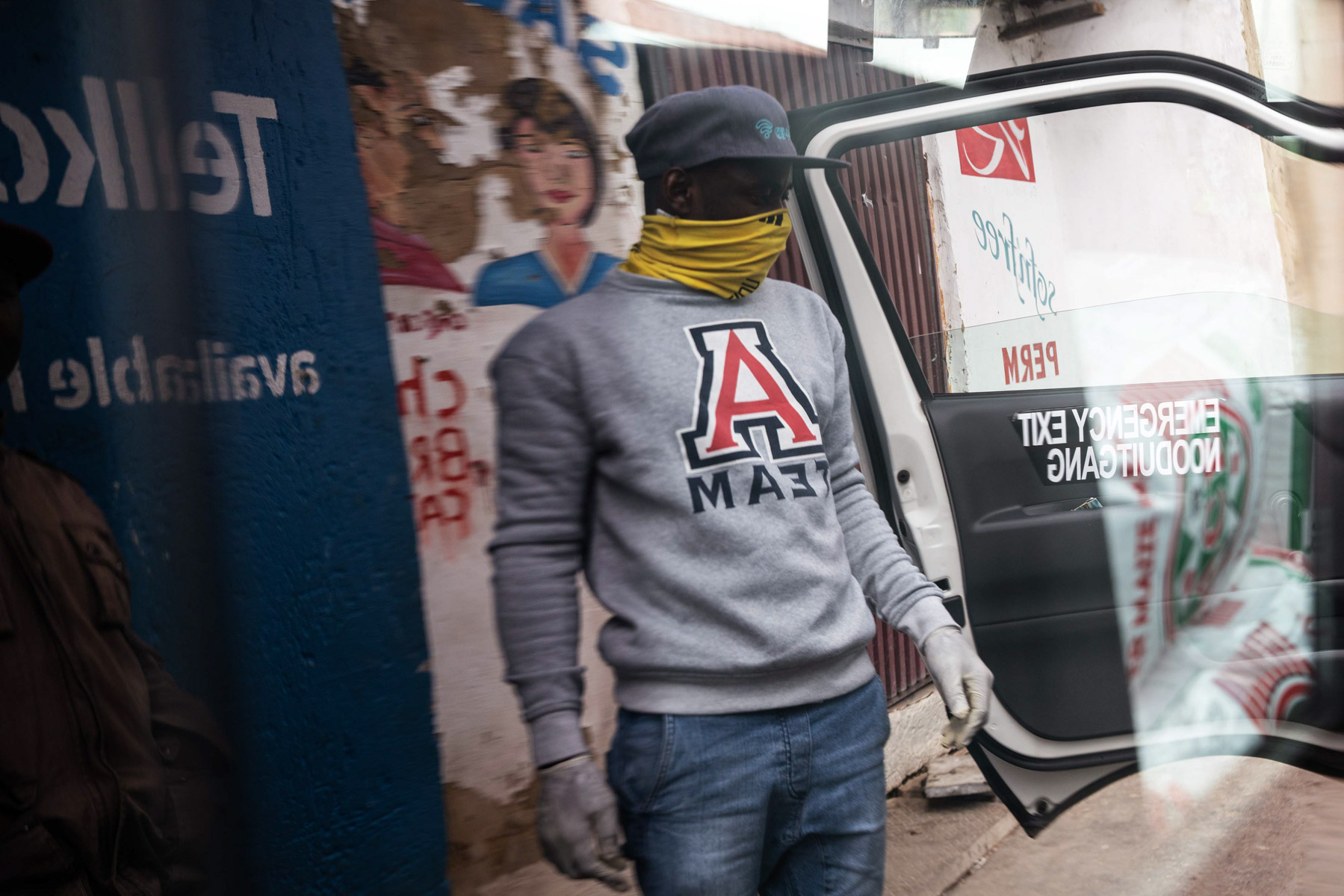 8 April 2020: A group of about 20 volunteers helps Rays of Hope distribute food parcels to vulnerable people in Alexandra during the Covid-19 lockdown. 