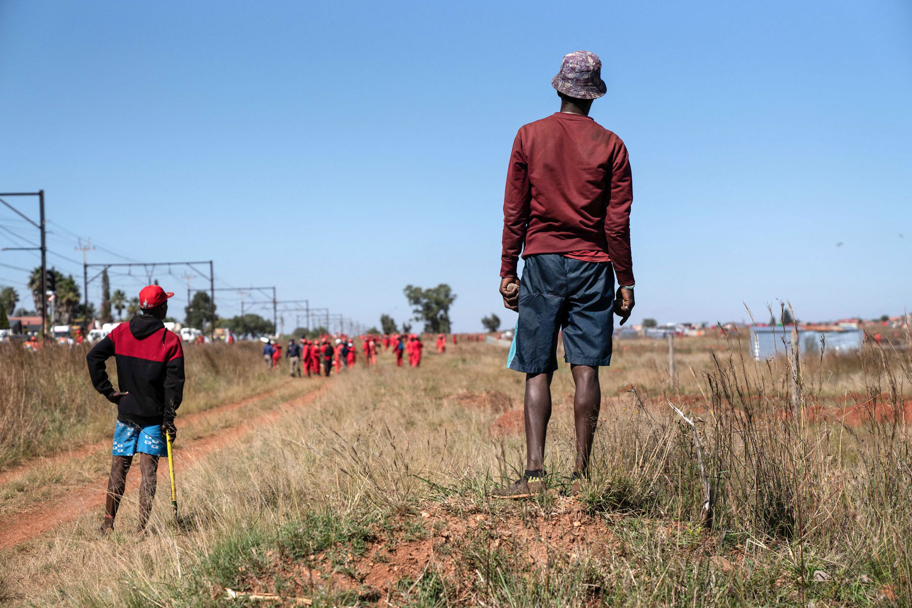 21 April 2020: A lull in the fighting between Lakeview residents, the Red Ants and members of the Johannesburg Metro Police Department. (Photograph by James Oatway)