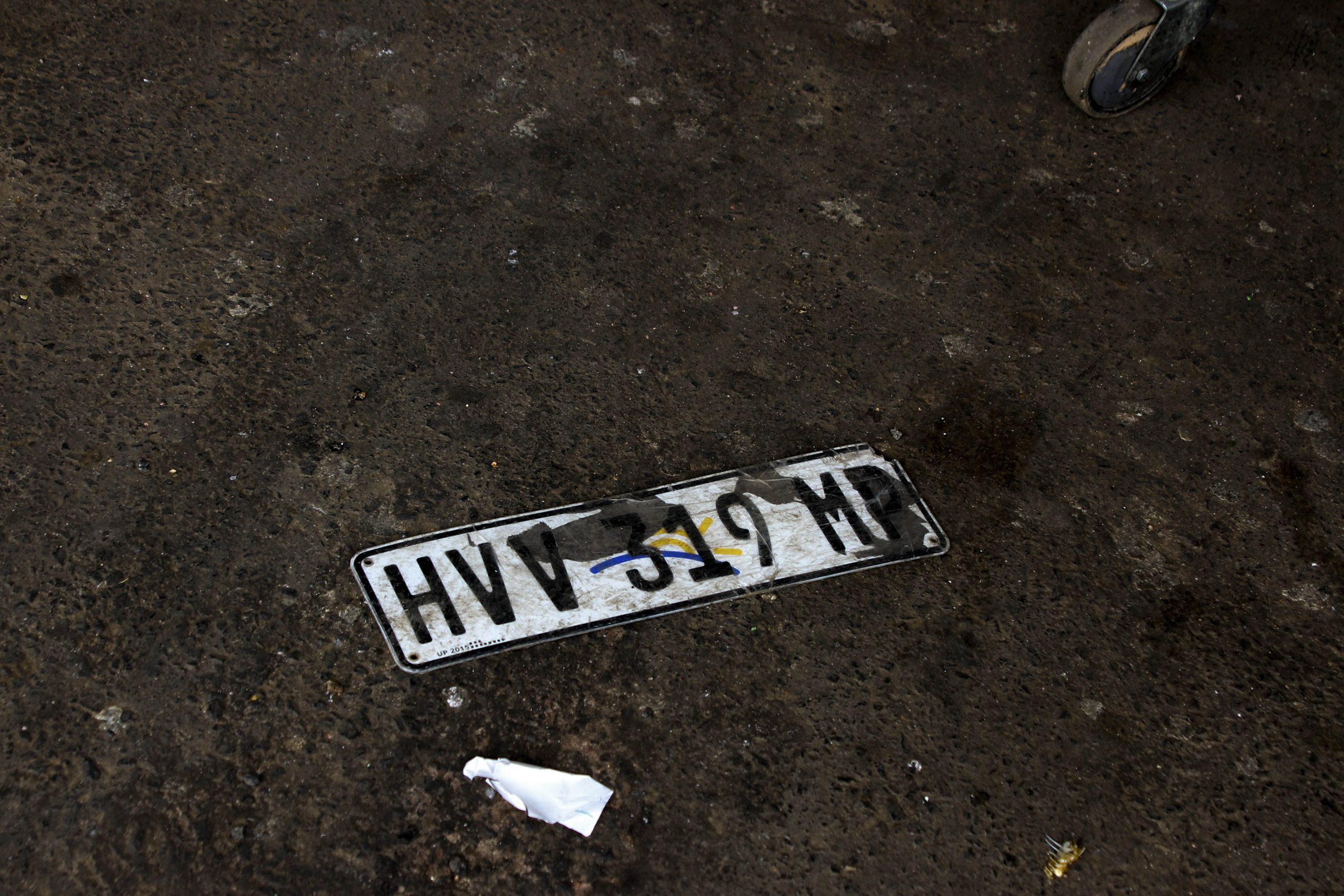 8 June 2020: A discarded number plate lies on the ground at the taxi rank in Mkhondo. (Photograph by Magnificent Mndebele)