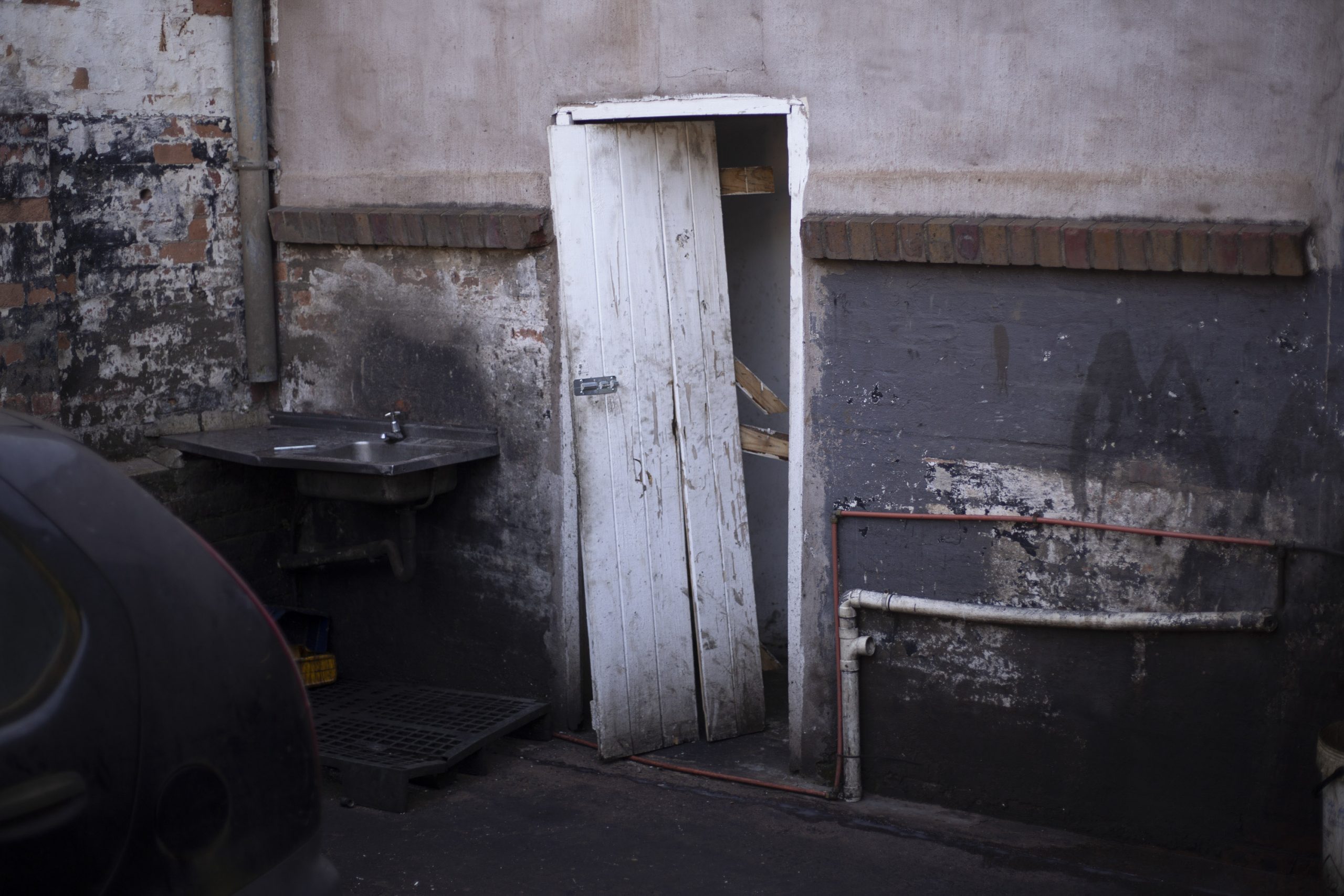 16 July 2020: A police officer in plain clothes is alleged to have shot his way out of his hiding place in a bathroom at the back of a car repair workshop in Pietermaritzburg. 